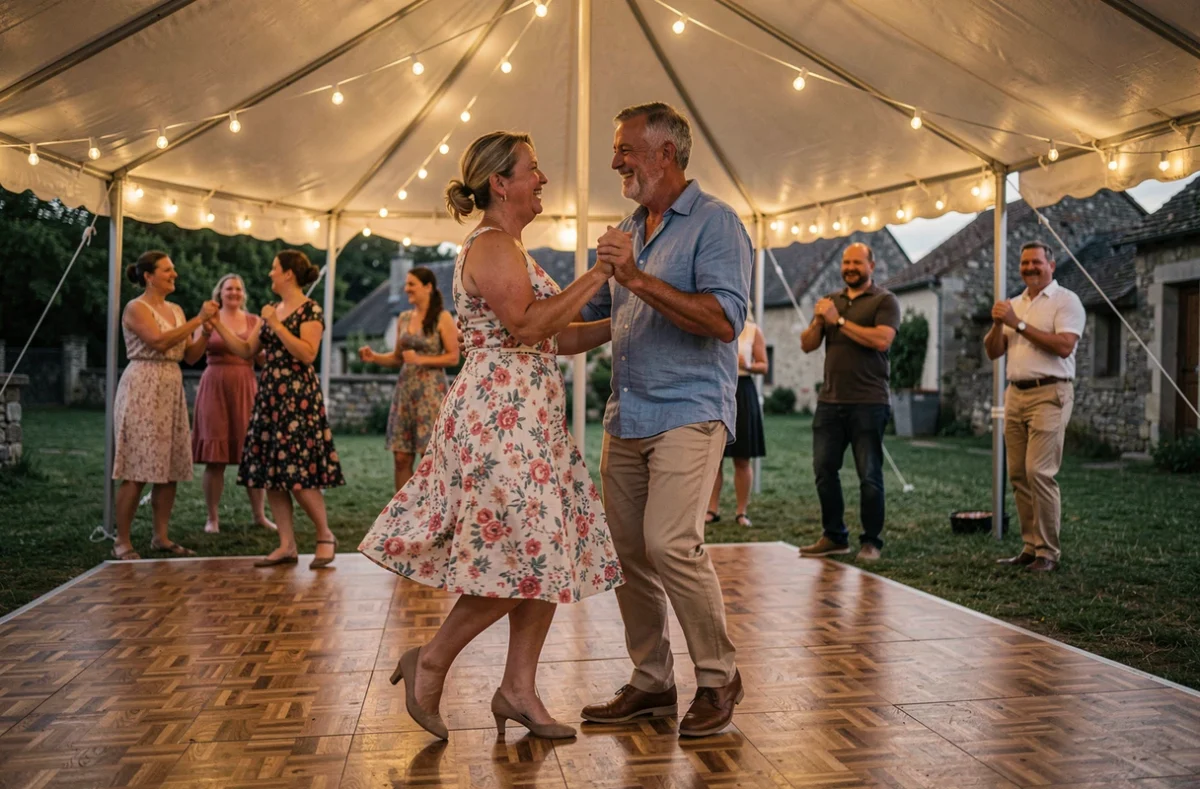 Couple de danseurs lors d'un bal populaire en plein air pendant la fête de village en Aveyron au crépuscule