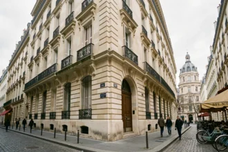 Façade haussmannienne au 2 rue Vivienne à Paris, proche de la Bourse et du Palais-Royal