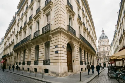 Façade haussmannienne au 2 rue Vivienne à Paris, proche de la Bourse et du Palais-Royal