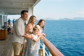 famille multigénérationnelle profitant d'une croisière en mer